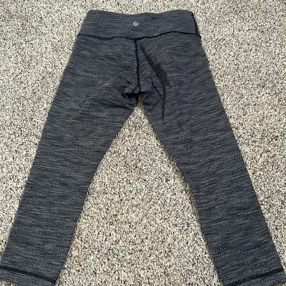 Lululemon crop leggings size 2 gym workout active wear gray white - Picture 5 of 8